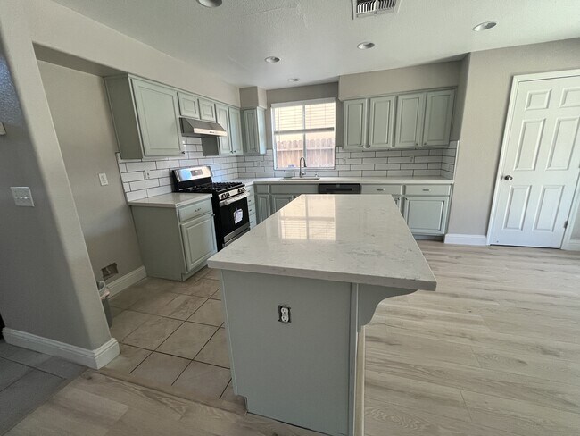 Building Photo - 1134 Kestrel Dr