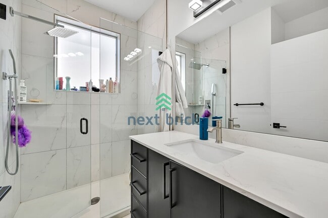 Building Photo - Modern Luxury 3 bedrooms and 2 bathrooms T...