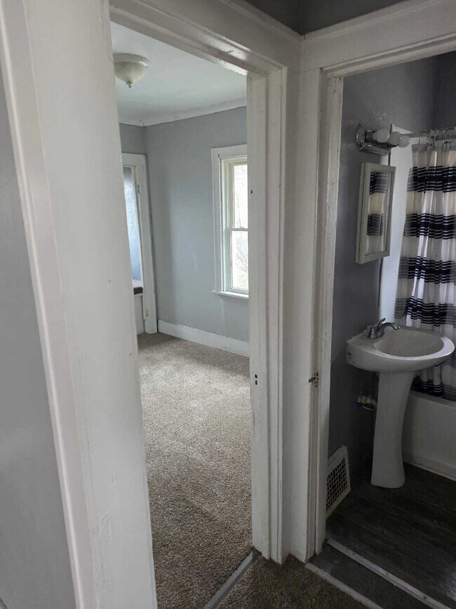 Building Photo - 2-Bedroom Gem on Barrie Avenue – Perfectly Quaint Living in Flint!