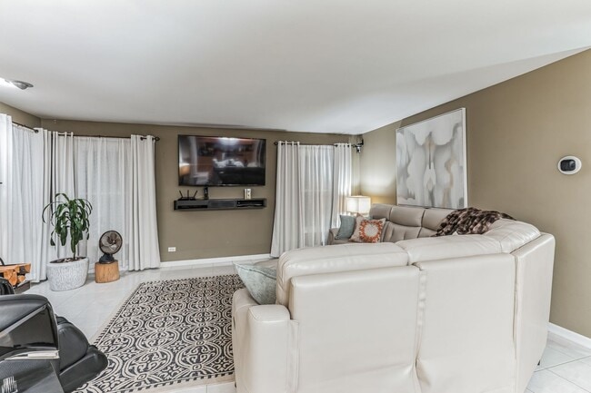 Building Photo - Fully Furnished 4 Bedroom 2.5 bathroom home in Bloomingdale