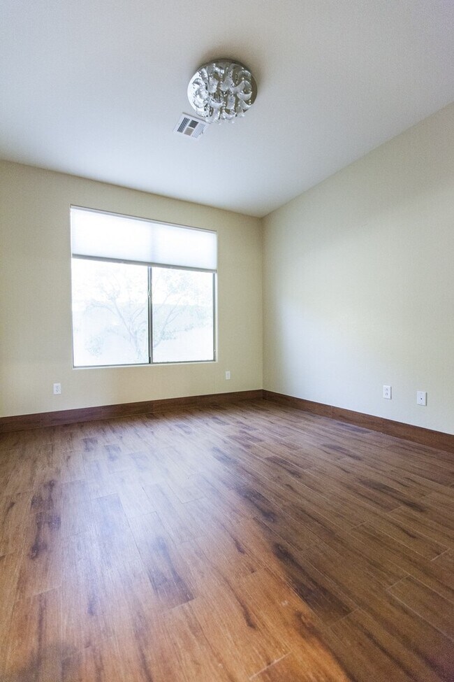 Building Photo - Rhodes Ranch Golf Course View