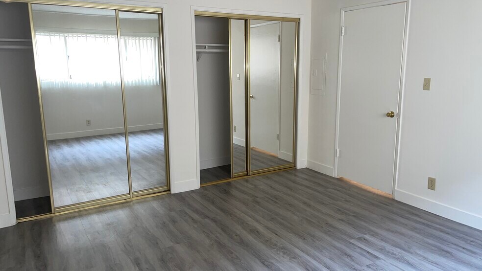 Building Photo - 17424 Burbank Blvd