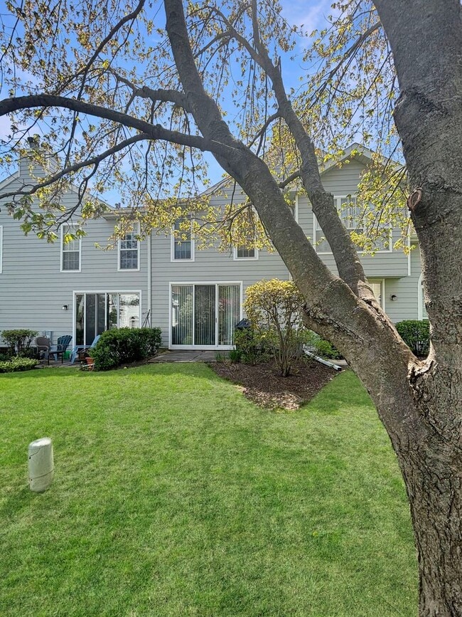 Building Photo - Updated 2-Bed, 2.5-Bath Townhome with Mode...
