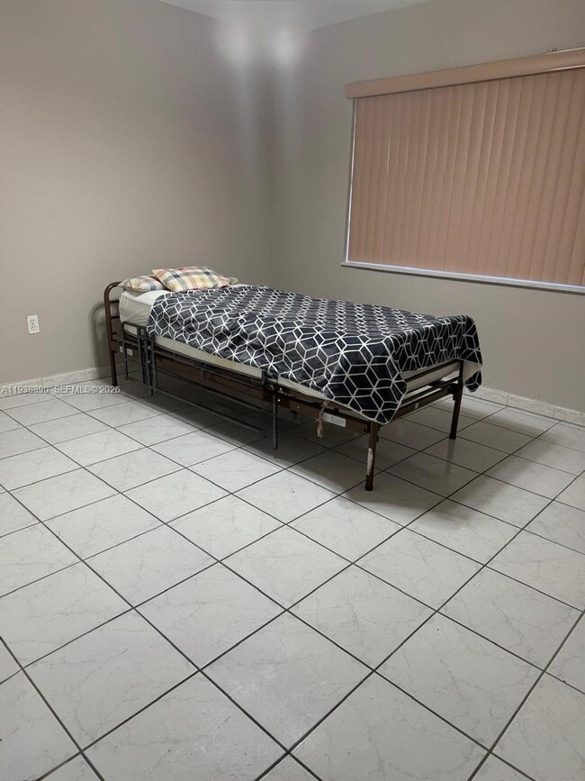 Building Photo - 2912 SW 38th Ct