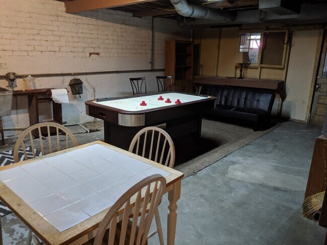 Building Photo - 1612 S Olive