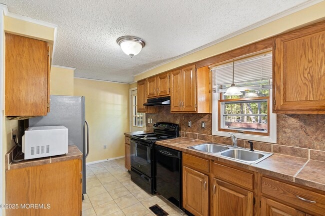 Building Photo - 356 Cedar Swamp Rd