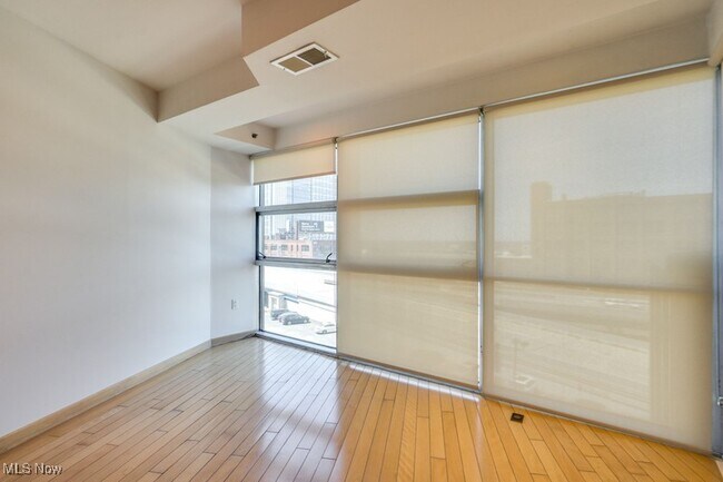 Building Photo - 701 W Lakeside Ave