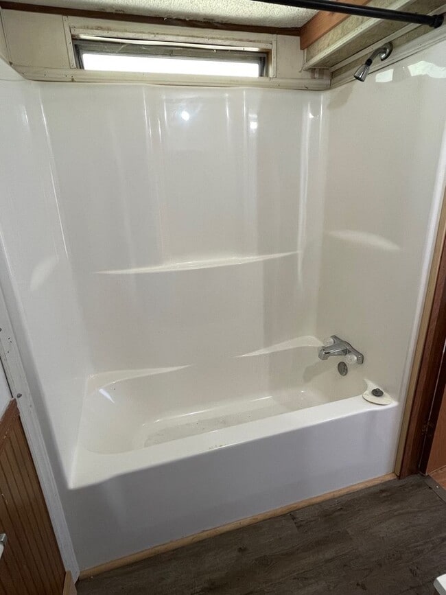 Building Photo - 3 bed, 2 bath, mobile home $800 month, $80...