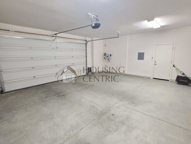 Building Photo - Stunning Single Story Rental in Guard Gate...