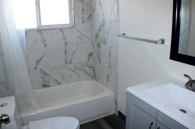 Building Photo - Charming 2-Bed, 1-Bath Home with Inviting Back Porch