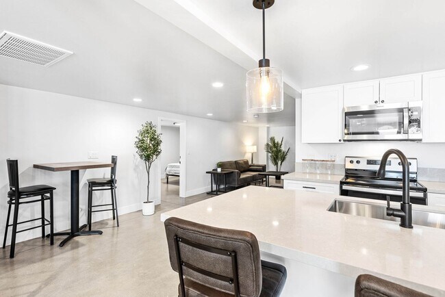 Building Photo - Student Housing - Private Bedrooms for Rent in Newly Renovated House (UNR)