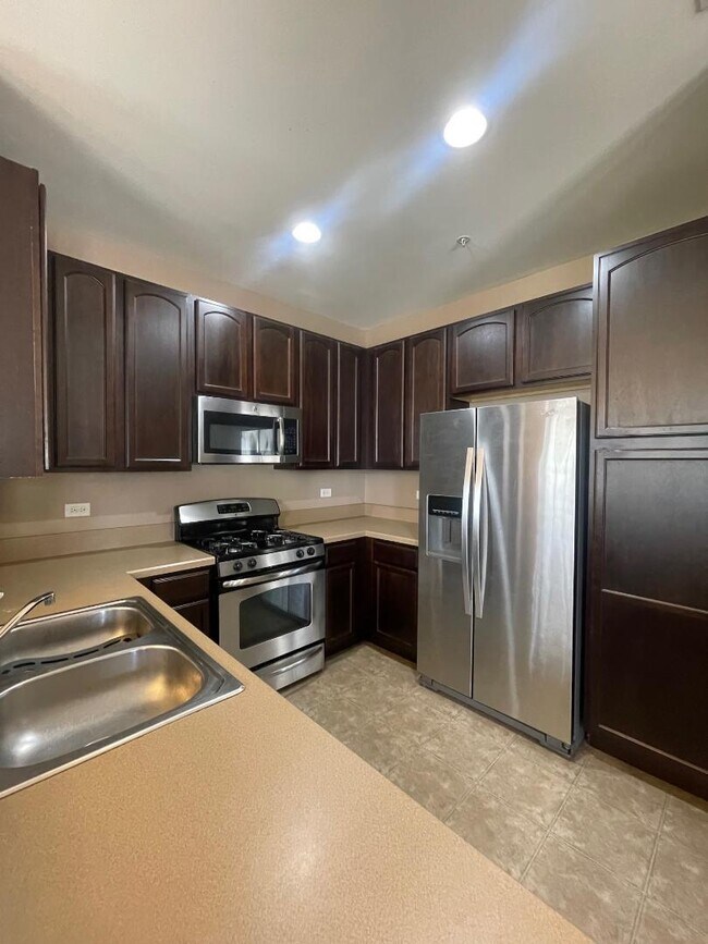 Building Photo - 2250 Aurora Dr