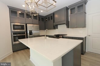 Building Photo - 2512 W Peninsula Dr