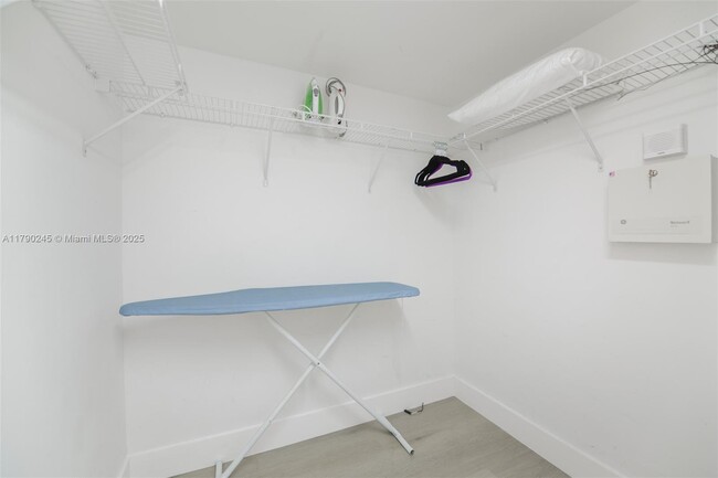 Building Photo - 1200 Brickell Bay Dr