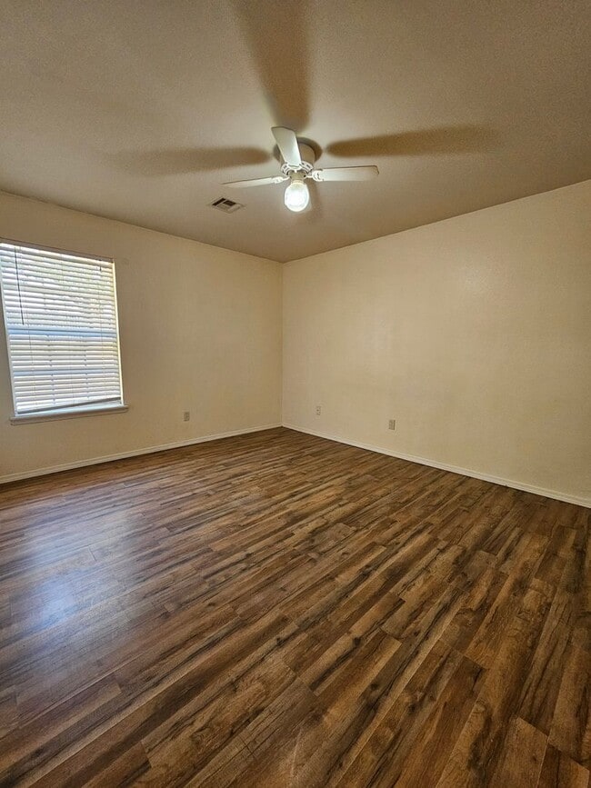 Building Photo - (3) Bed (2) Bath in Noble Avail NOW!