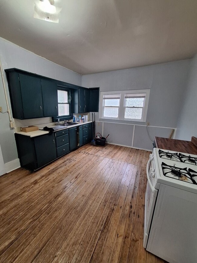 Building Photo - 2 bedroom, 1 bath