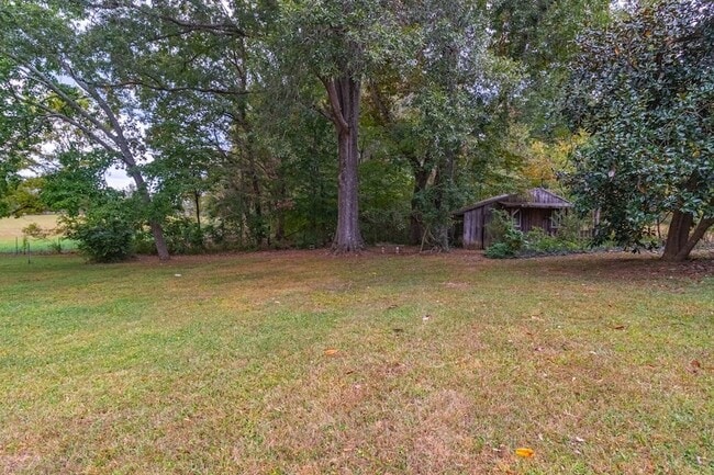 Building Photo - 204 Lake Cir Dr