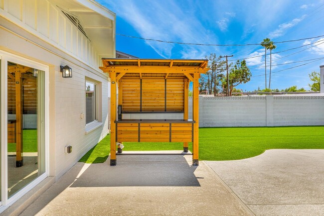Building Photo - 6 Bedroom/4 Bath - Fully Remodeled