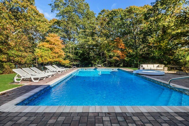 Building Photo - 10 Bay Woods Dr