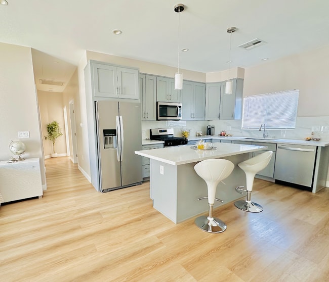 Building Photo - 8436 Oakdale Ave