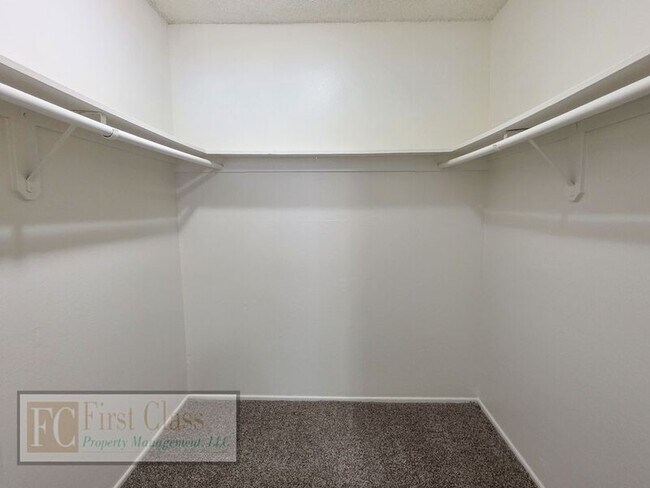 Building Photo - 17140 SW Heritage Ct