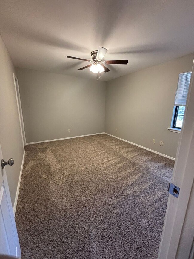 Building Photo - 3322 N Detroit Ave