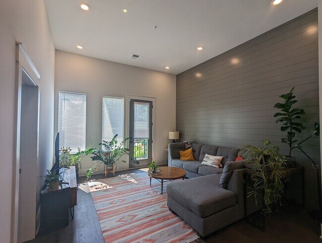 Building Photo - Modern Condo in the heart of East Nashville, just steps from South Inglewood Park!