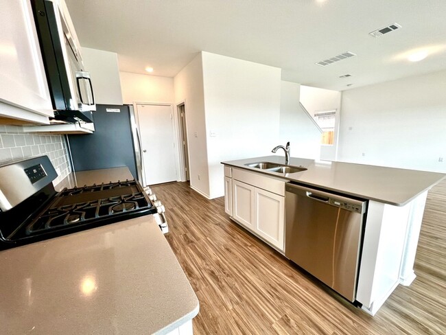 Building Photo - Beautiful 3 beds 2.5 baths in Lago Vista