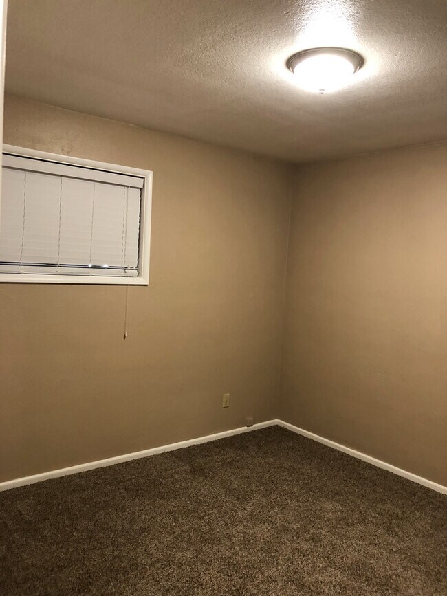 Building Photo - Nicely Remodeled 2 Bedroom 1 bath in NW Corvallis W/Storage Shed