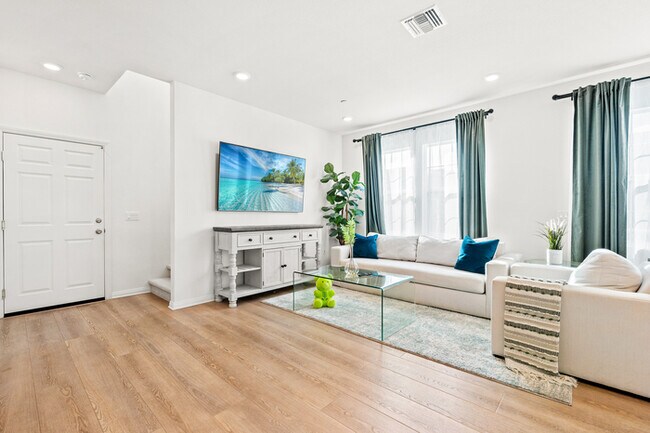 Building Photo - Fully Furnished with appliances Ontario Townhouse