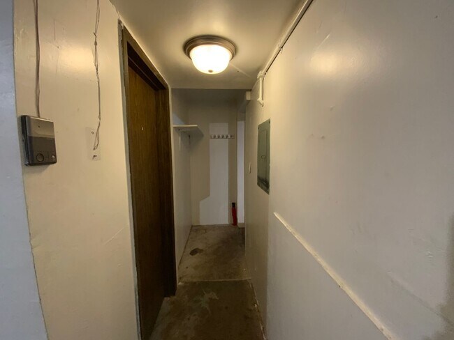 Building Photo - *Owner Broker* 2 Bedroom Townhome Availabl...