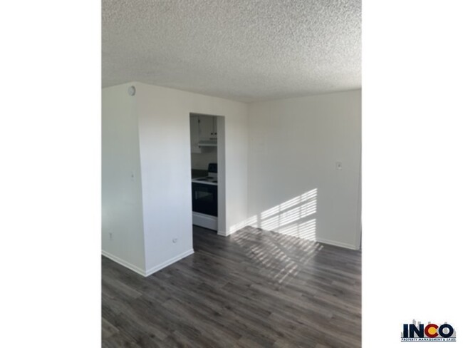 Building Photo - Convenient location! 1 bed 1 bath Apartmen...