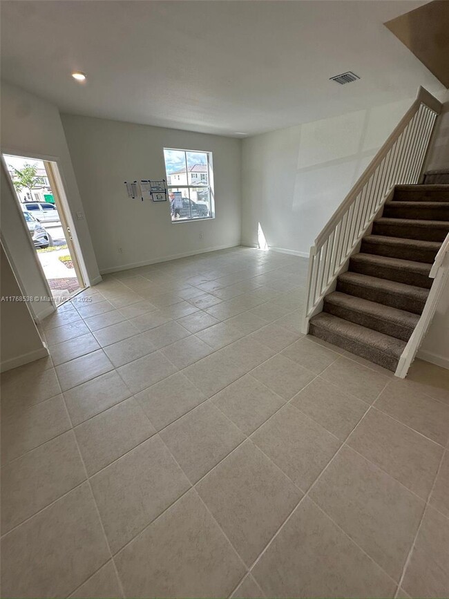Building Photo - $2,450 2848 SE 26 Ter