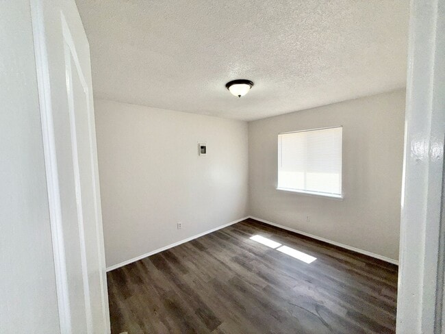 Building Photo - Socorro 2 Bedroom 1 Bath