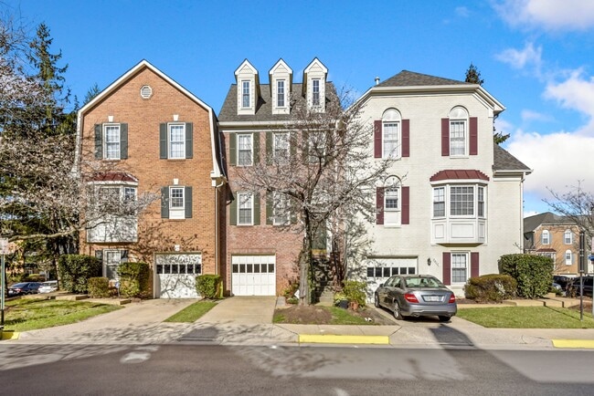 Building Photo - 8015 Merry Oaks Ln