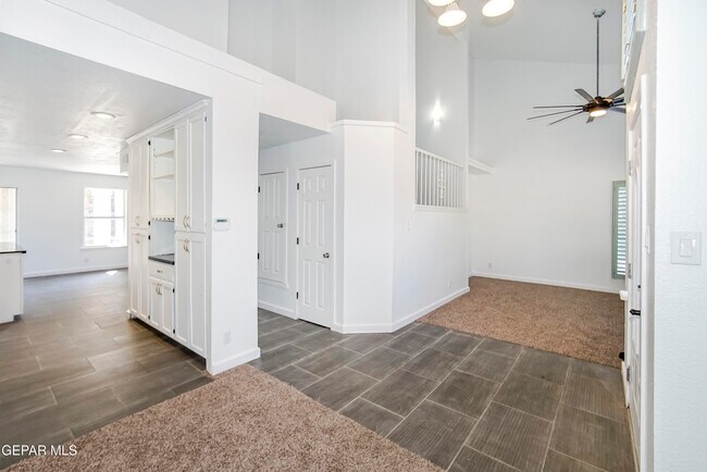 Building Photo - 908 Los Pinos Way
