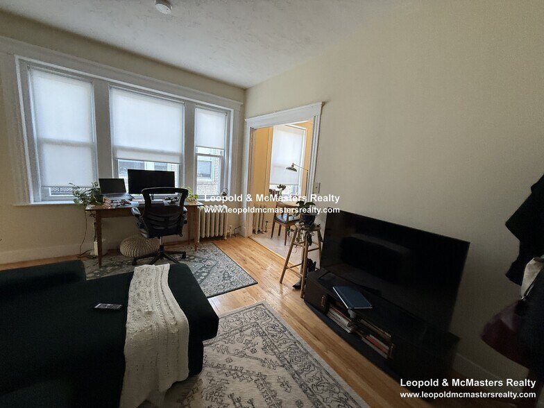 Building Photo - 164 Kelton St