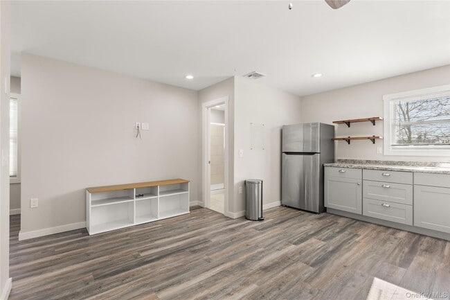 Building Photo - 341 Main St