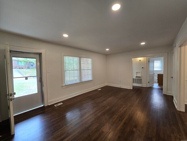 Building Photo - 3117 N Cypress St