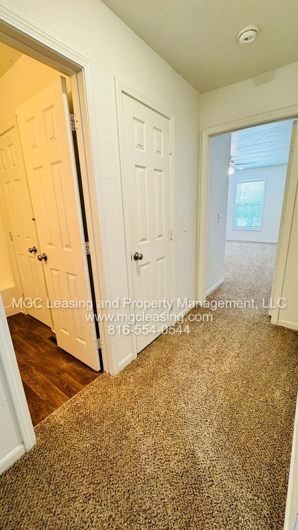 Building Photo - 3 bedroom Duplex with unique floor plan in...
