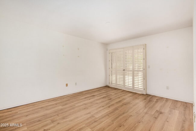 Building Photo - 625 E Northview Ave