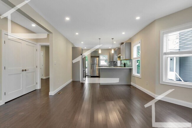 Building Photo - Huge 5 bed in Medford