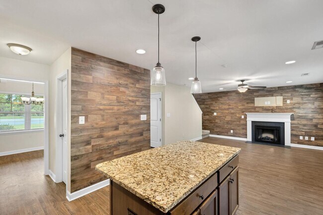 Building Photo - Bridgeport Home with Community Pool!