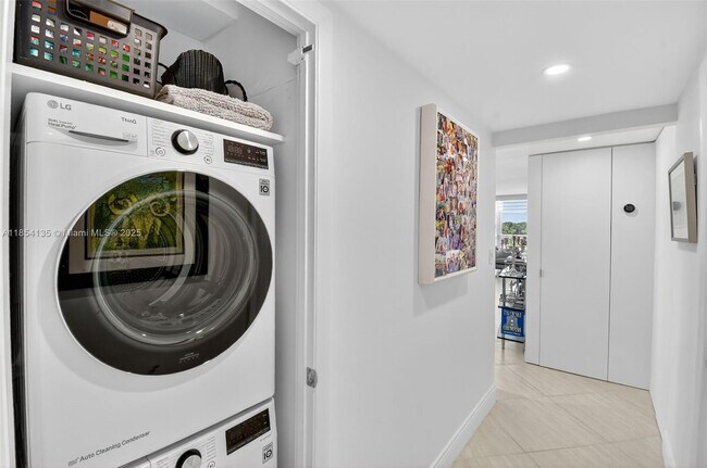 Building Photo - 9250 W Bay Harbor Dr