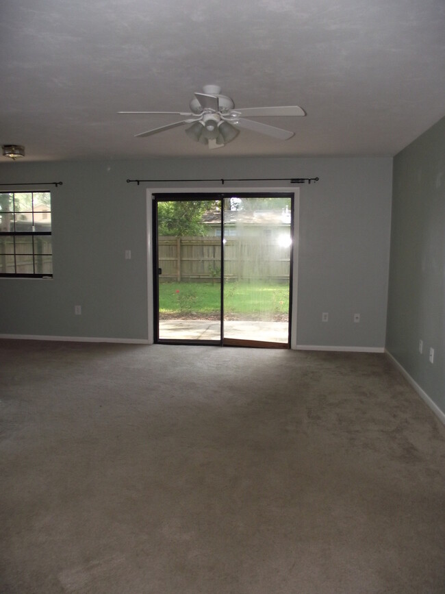 Building Photo - 3/2 house in convenient NW location!