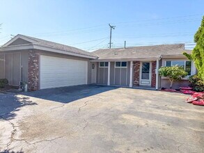 Building Photo - West Oxnard Home For Rent