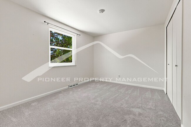 Building Photo - Single Family Home with 2 Car Garage and Central Air!