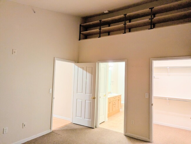 Building Photo - Bright Top Floor Condo with Vaulted Ceilin...