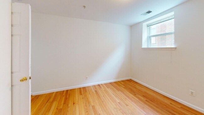 Building Photo - Newly Available Three Bedroom Condo in Col...