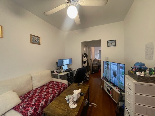 Building Photo - 677.5 W Wrightwood Ave